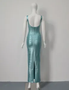 Vue arrière détaillée d'une robe de soirée bandage dos nu élégante en bleu métallisé