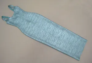 Détail du tissu métallique scintillant bleu clair sur une robe bandage moulante.