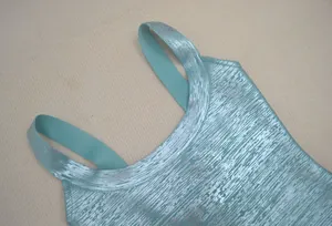 Détail en gros plan du tissu métallisé bleu clair scintillant d'une robe élégante.