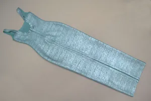 Vue détaillée d'une robe bandage bleu clair métallique avec un décolleté arrondi élégant.