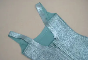 Détail rapproché d'une robe bandage à feuille métallique avec zip et larges bretelles.