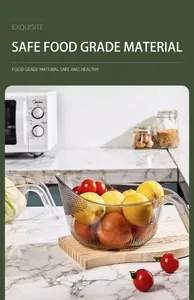 Cestino di drenaggio trasparente da cucina con limoni su piano in marmo