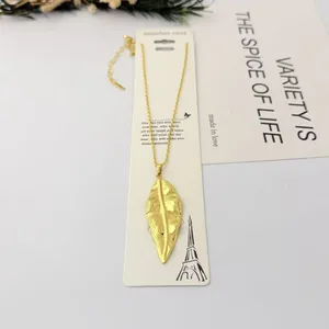 Élégant collier en acier inoxydable 304 plaqué or avec un pendentif en forme de feuille