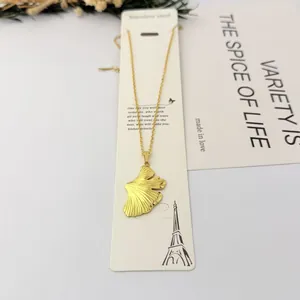 Vue détaillée d'un collier avec pendentif feuille de ginkgo en acier inoxydable doré