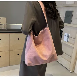 Stilvolle rosa mattierte Wildleder-Einkaufstasche für Damen, große Schultertasche Detail.