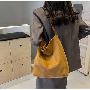 Minimalistische große braune Wildleder-Einkaufstasche für Damen als stilvolle Umhängetasche