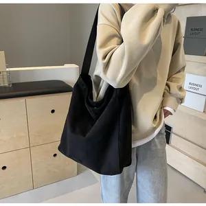 Große schwarze matte Tragetasche, getragen von einem Model in minimalistischem Ambiente