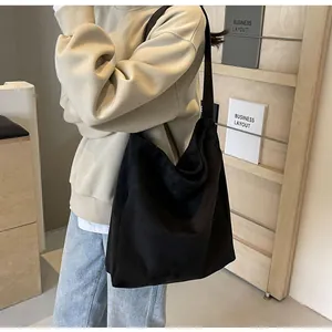 Schwarze mattierte große Hobo-Tasche für den täglichen Pendelverkehr