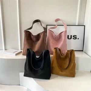 Große Vintage Wildleder Tragetaschen in verschiedenen Farben für Damen im Büroalltag