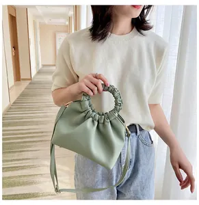 Vue détaillée du sac à main en cuir PU vert sauge doté d'une poignée scrunchie plissée unique