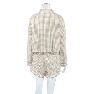 Detaillierte Rückansicht eines beigen Gingham-Baumwollpyjamas mit langen Ärmeln und Rüschen