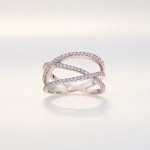 Elegant S925 sterling silver criss-cross ring with sparkling round pavé moissanite
