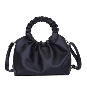 Sac à main élégant en cuir PU plissé noir avec poignée ronde froncée et bandoulière.