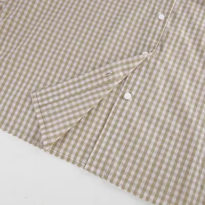 Detailansicht des khakifarbenen Gingham-Baumwollpyjamas mit Knöpfen und Stoffstruktur