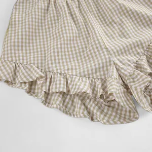 Detailaufnahme der beige-weiß karierten Pyjama-Shorts mit elegantem Volant-Saum