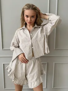 Beige-weiß kariertes Damen-Pyjama-Set mit langärmligem Hemd und Rüschen-Shorts Details
