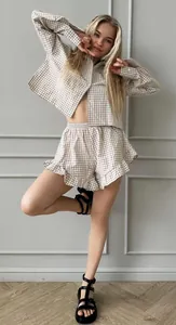 Zweiteiliger beige karierter Baumwollpyjama mit Langarm-Oberteil und Shorts mit Rüschensaum.