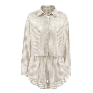 Zweiteiliger beiger Pyjama mit Karomuster, Langarmshirt und Shorts mit Rüschensaum