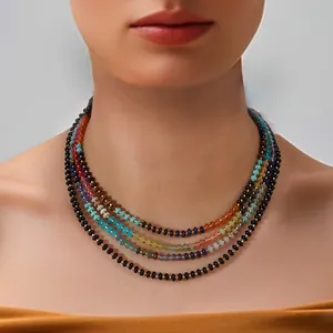 Détail d'un collier multi-rangs en perles de pierres semi-précieuses sur un modèle