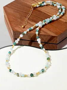 Gros plan détaillé d'un collier en perles et pierres semi-précieuses de style boho