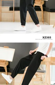 Détail d'un pantalon de jogging noir en coton et lin avec ourlets élastiqués.