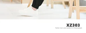 Vue détaillée d'un pantalon de jogging noir pour homme avec des baskets blanches.