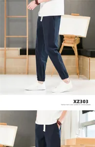 Vue détaillée montrant la texture du jogging en coton et lin bleu marine pour hommes