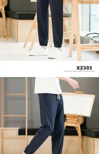 Détail en gros plan d'un pantalon de jogging bleu marine en coton et lin pour homme