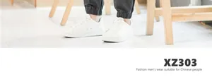 Vue détaillée d'un pantalon de jogging en coton et lin gris foncé pour homme avec baskets