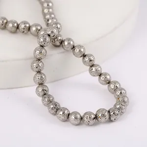 Primo piano dettagliato che mostra la trama porosa delle perle di pietra lavica argento
