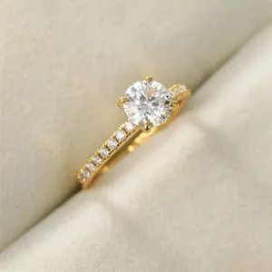 Elegant gold-plated silver ring with a sparkling round brilliant-cut solitaire zircon