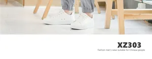Détail d'un pantalon décontracté gris pour homme avec des baskets blanches.