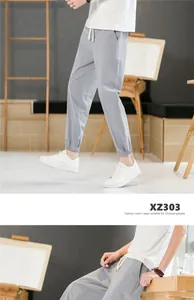 Vue détaillée d'un pantalon de jogging respirant en lin et coton gris clair pour homme.