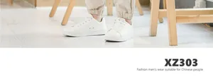 Vue détaillée d'un pantalon de jogging pour homme en coton et lin avec baskets blanches.