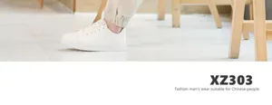 Vue détaillée du pantalon de jogging en coton beige pour hommes avec baskets blanches
