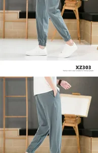 Détail de ce pantalon de jogging en coton et lin bleu gris pour homme avec poignets