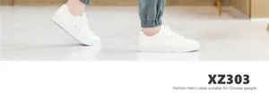 Vue détaillée du pantalon de jogging pour homme avec des baskets blanches