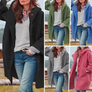 Cappotto in lana da donna con cappuccio disponibile in vari colori e chiusura a bottoni