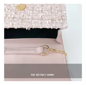 Détail en gros plan du tissu en tweed rose et des ferrures dorées du sac de fille.