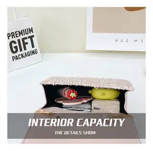 Gros plan détaillant la capacité interne d'un sac à bandoulière en tweed rose pour filles