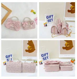Vues détaillées sous quatre angles d'un sac à main en tweed rose pour fille avec perles et nœud