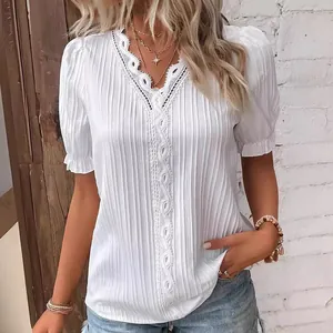Elegante camicetta bianca con scollo a V, pizzo raffinato e trama a pieghe verticali