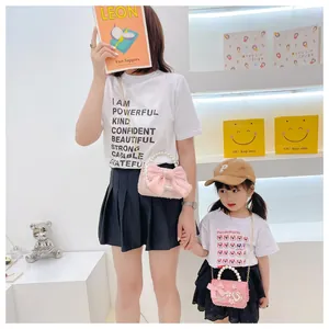 Vue détaillée du sac à bandoulière en tweed rose pour fille avec poignée en perles