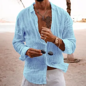 Primo piano di una camicia a maniche lunghe in cotone e lino azzurro da uomo al mare.