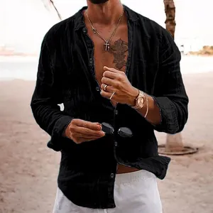 Vista dettagliata della camicia nera da uomo in cotone e lino in un ambiente balneare