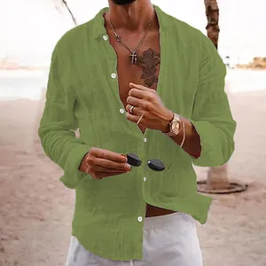 Dettaglio di una camicia da uomo ampia in cotone e lino verde oliva sulla spiaggia