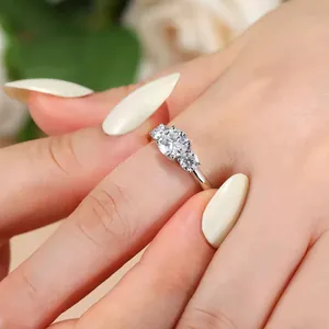 Elegante zilveren ring met drie stenen en ronde fonkelende zirkonen aan de vinger
