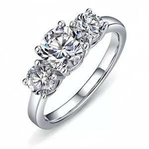 Elegante zilveren ring met drie ronde sprankelende zirkonia stenen in briljantslijpsel