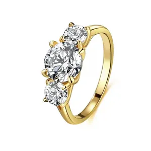 Elegante vergulde ring met drie schitterende ronde zirkonia steentjes voor vrouwen.