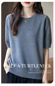 Vista dettagliata del maglione a maglia grigio da donna in cotone 100% con scollo a girocollo.